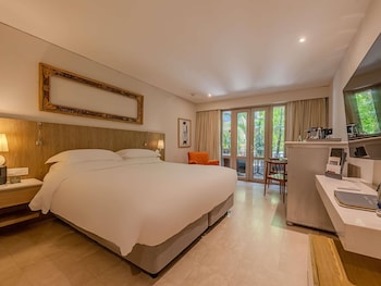 Superior Room, 1 King Bed, Balcony, Garden View