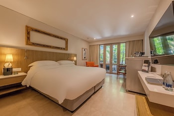 Superior Room, 1 King Bed, Balcony, Garden View