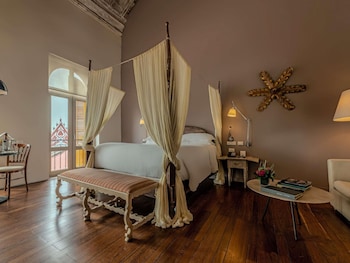 Junior Suite, 1 King Bed (Colonial)