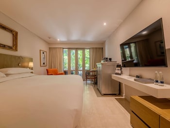 Superior Room, 1 King Bed, Balcony, Garden View