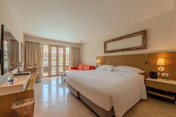 Superior Room, 1 King Bed, Balcony, Pool View