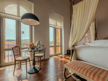 Junior Suite, 1 King Bed (Colonial)