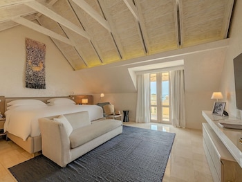 Junior Suite, 1 King Bed (Colonial)