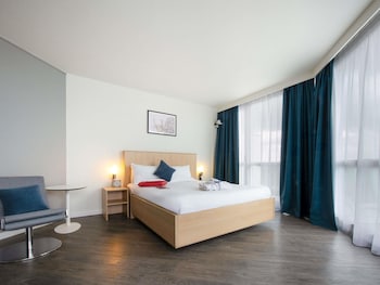 Suite, 1 Queen Bed, Balcony
