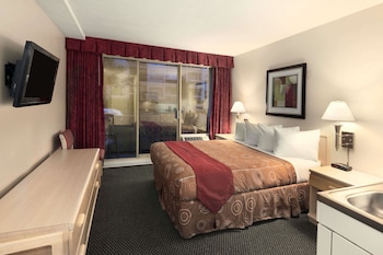 Efficiency 1 Queen Bed Non-Smoking Room with  kitchenette & balcony