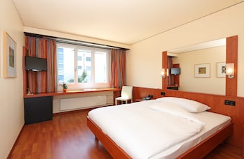 Standard Room, 1 Queen Bed