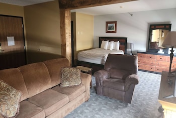 Family Suite, 1 Bedroom, Non Smoking, Kitchenette (1 King & 1 Queen Beds)