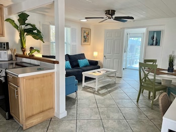 Cottage, Bay View (Bahama Breeze Room)