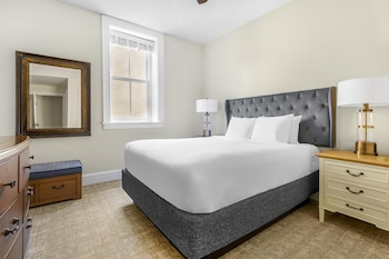 1 Bedroom Queen Suite with Sofabed
