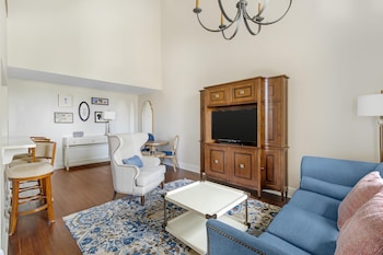 1 Bedroom King or Queen Loft Suite