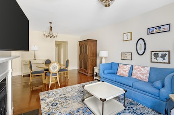 1 Bedroom Queen Suite with Sofabed