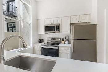 2 Bedroom 2 Queen Townhouse with Balcony