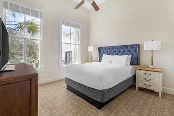 2 Bedroom 2 Queen Townhouse with Balcony