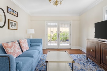 1 Bedroom King or Queen Griffith Suite