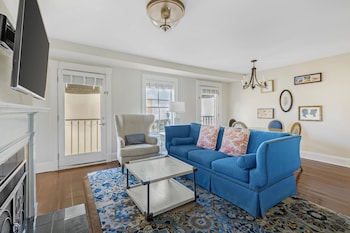 2 Bedroom 1 Queen and 2 Doubles Suite