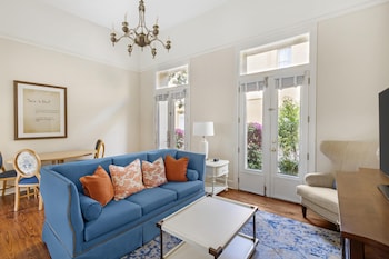 2 Bedroom 2 Queen Townhouse with Balcony