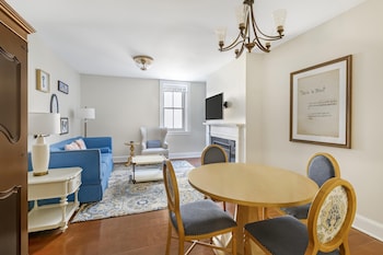 1 Bedroom Queen Suite with Sofabed