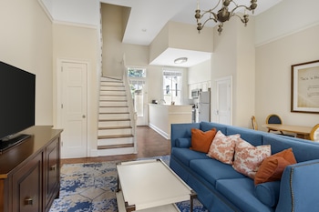 2 Bedroom 2 Queen Townhouse with Balcony