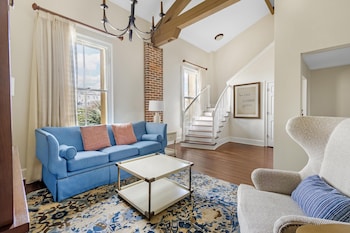 1 Bedroom King or Queen Loft Suite