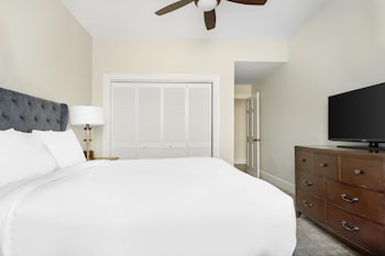 1 Bedroom Queen Suite with Sofabed
