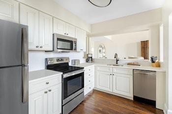 1 Bedroom King or Queen Loft Suite