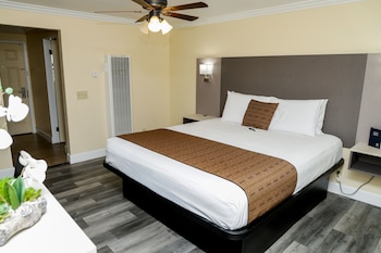 Standard Room, 1 King Bed