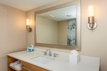Standard Room, 1 Queen Bed, Accessible (Mobility, Roll-In Shower)