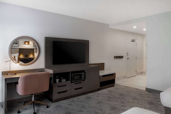 Room, 1 King Bed, Accessible (Mobility, Hearing, Roll-In Shower)