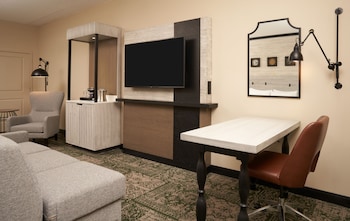 Junior Suite, 1 King Bed, Jetted Tub