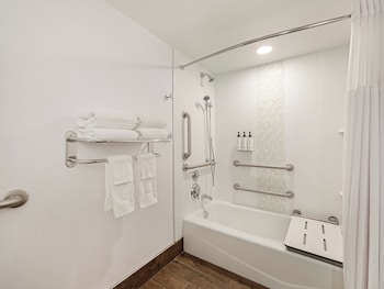 Standard Room, 1 King Bed, Accessible Bathtub (Mobility)