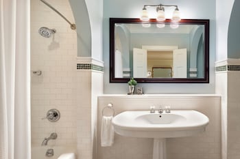 Luxury Suite (Landmark)
