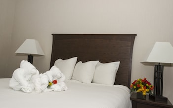 Suite, 1 Queen Bed with Sofa bed, Non Smoking (2 Person Sofa Bed)