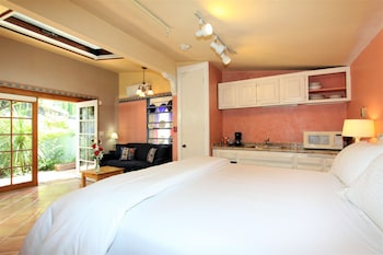 Family Room, 1 King Bed with Sofa bed