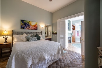 Suite, 1 King Bed with Sofa bed, Jetted Tub (Roman Suite: Two Rooms)