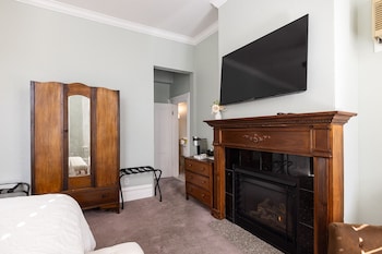 Room, 1 King Bed, Fireplace(Tessa)