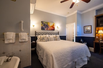 Room, 1 King Bed, Fireplace (Kirtley's Retreat)