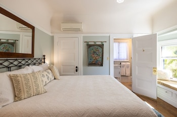 Room, 1King Bed, Fireplace (The Oak Room)