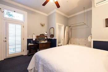 Room, 1 King Bed, Fireplace (Kirtley's Retreat)