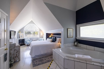 Suite, 1 King Bed, Balcony (Madaline's Suite)