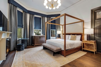 Deluxe Room, 1 King Bed, Pool View