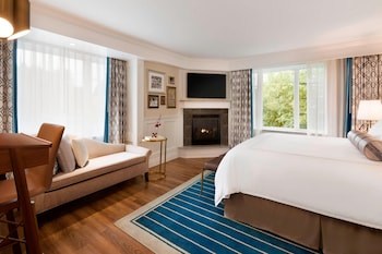 Suite, 1 King Bed, Fireplace (Mobility/Hearing Access, Roll-in Shwr)