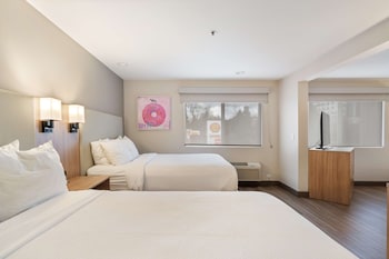Family Suite, Multiple Beds, Non Smoking, Refrigerator & Microwave