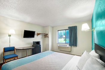 Deluxe Room, 1 King Bed, Non Smoking, Refrigerator & Microwave