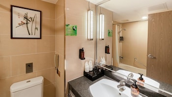 Huaxia Elegant River View King Room