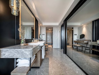 Landmark Theme River View Twin Room