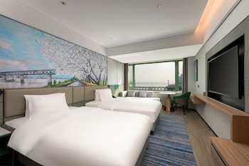 Deluxe Room, 2 Twin Beds, River View