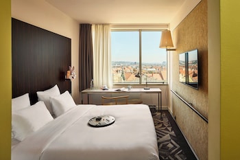 Room, 1 King Bed (Large Mama)