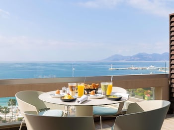 Signature Suite, 1 King Bed with Sofa bed, Terrace, Sea View