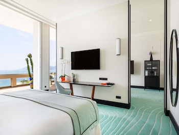 Signature Suite, 1 King Bed with Sofa bed, Terrace, Sea View