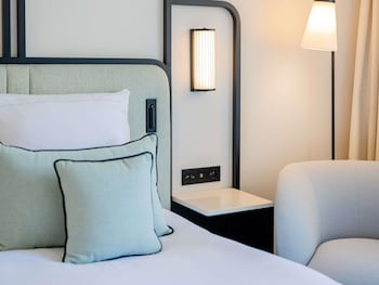 Deluxe Room, 1 Queen Bed, City View